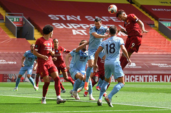 Die Zuschauer warten auf die endgültige Platzierung der Premier League